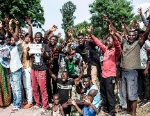 Simpatizantes de Tshisekedi celebran luego de darse a conocer la decisión de la Corte Constitucional. AFP/J. Wessels