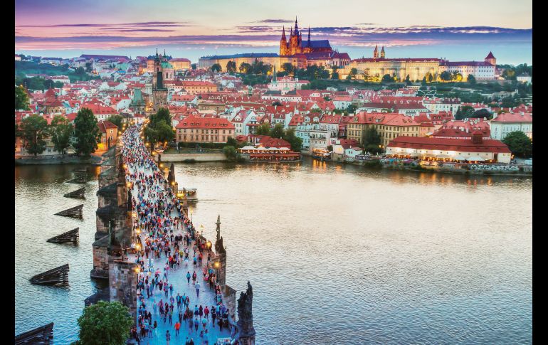 Praga. La ciudad presume su arquitectura medieval con un toque de fascinante modernidad. En la foto, el Puente de Carlos y al fondo el Castillo.