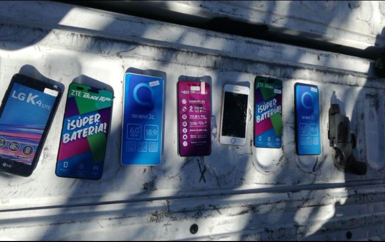Algunos de los celulares asegurados por policías zapopanos. ESPECIAL