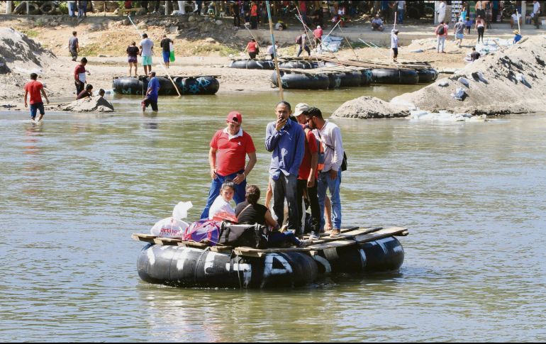 Centroamericanos cruzan a México en busca de mejores condiciones de vida. Atravesar el Río Suchiate, ilegalmente, en balsa cuesta 25 pesos mexicanos por persona. NOTIMEX