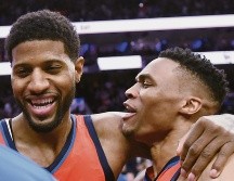 Paul George (izquierda) celebra con Russell Westbrook después de conseguir una agónica victoria ayer ante los Sixers. AP