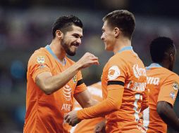 Henry Martin (izq.) y Cristian Insaurralde se conectaron para el tercer tanto de las Águilas, que vencieron fácilmente al Pachuca. MEXSPORT