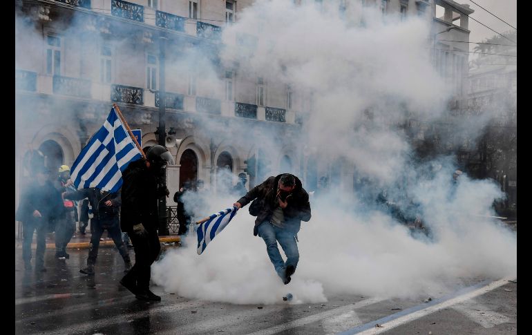 Manifestantes chocan con policías frente al Parlamento griego en Atenas, durante una protesta contra la ratificación del acuerdo que prevé cambiar el nombre de la Antigua República Yugoslava de Macedonia a Macedonia del Norte. AFP/L. Gouliamaki