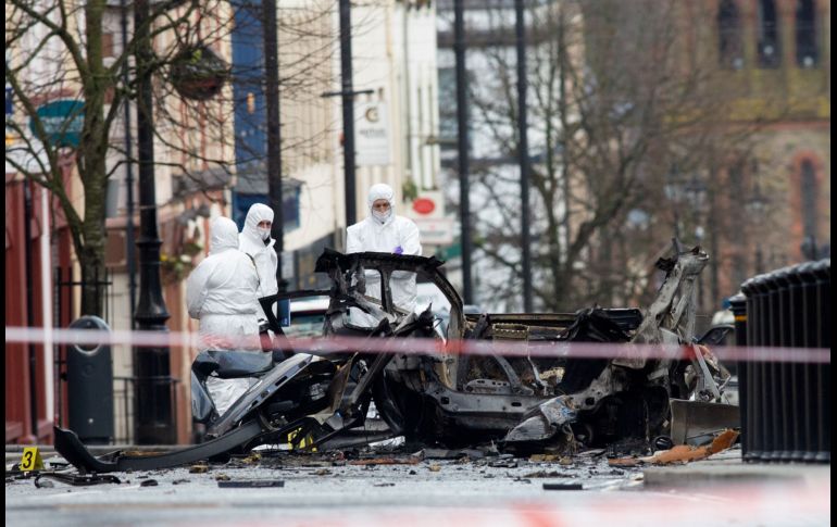 Oficiales inspeccionan el sitio donde el sábado explotó un coche bomba en ciudad de Londonderry, Irlanda del Norte. La policía atribuye el ataque a un grupo republicano disidente. AFP/P. Faith