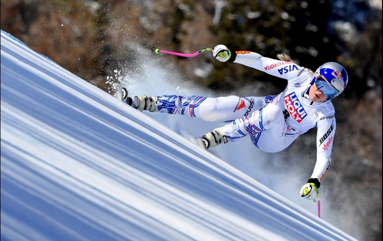 La estadounidense Lindsey Vonn compite en la prueba Super G de la Copa Mundial de esquí alpino en Cortina d'Ampezzo, Italia. AFP/T. Fabi