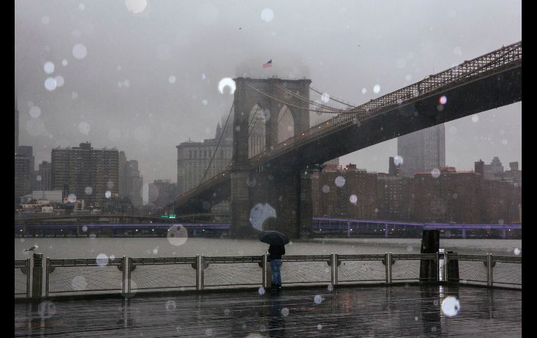 El puente de Brooklyn mientras llueve en Nueva York. El Servicio Nacional del Clima prevé una caída en las tempertaruas este fin de semana. AP/K. Hagen