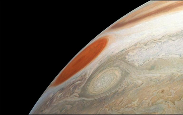 La instantánea fue tomada por la nave espacial Juno mientras realizaba su último vuelo cercano al planet gaseoso. ESPECIAL / nasa.gov