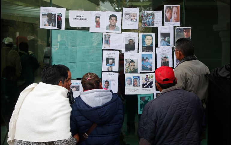 Personas observan fotos y una lista de personas desaparecidas tras la explosión de una toma clandestina de un ducto de combustible en Tlahuelilpan, Hidalgo. La cifra de muertos se elevó hoy a 85. AP/C. Cruz