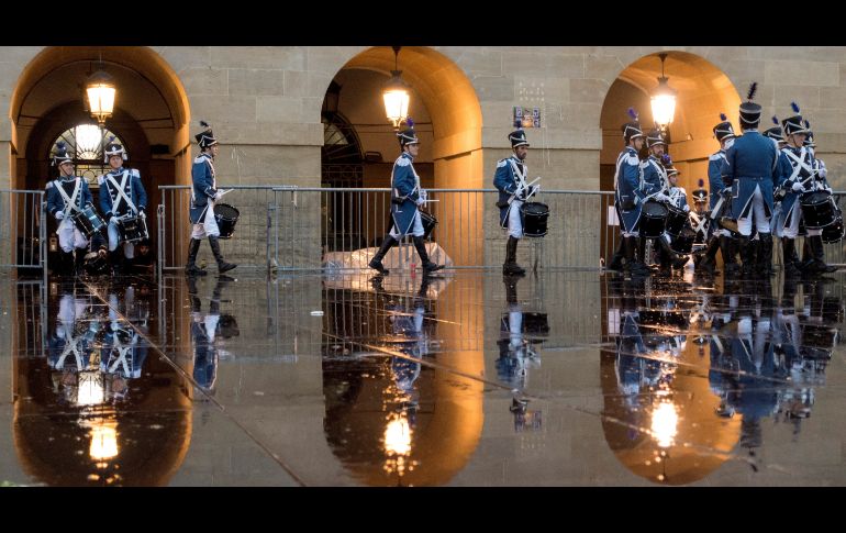 Una compañía de tamborreros desfila por las calles de San Sebastián, España, durante la celebración del día de San Sebastián, que al ritmo de los tambores y barriles de la tamborrada lleva la música a todos los rincones de la ciudad. EFE/J. Herrero