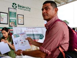 Alan Alvarado fue el primer centroamericano que obtuvo el documento del Instituto de Migración. NOTIMEX/J. Lira