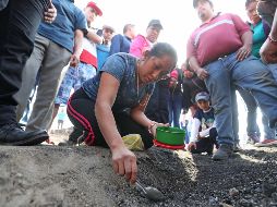A pesar de las advertencias de las autoridades, familiares de las víctimas escarban en el lugar de la explosión. SUN/V. Rosas