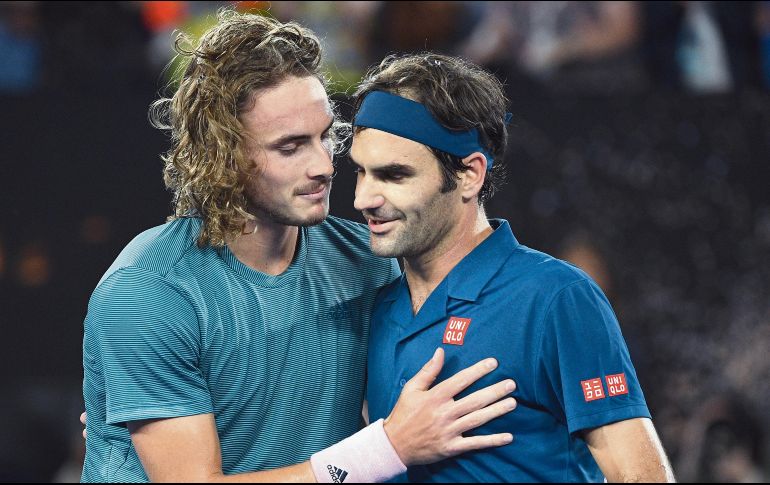 Stefanos Tsitsipas (izq.) eliminó a Roger Federer, por lo que el suizo se verá imposibilitado de refrendar su corona. AP / A. Brownbill