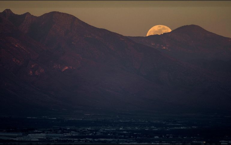 Vista lunar tras su salida de la Sierra Zapaliname en Saltillo, Coahuila. EFE / M. Sierra