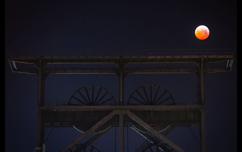 Una superluna de sangre durante el eclipse total de Luna se observa sobre un pozo en Dortmund, Alemania. AFP/DPA/B. Thissen