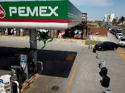 Las gasolineras sin combustible y las filas de autos para surtir se registraron de nuevo el domingo. Un establecimiento en Zapopan. AFP/ARCHIVO