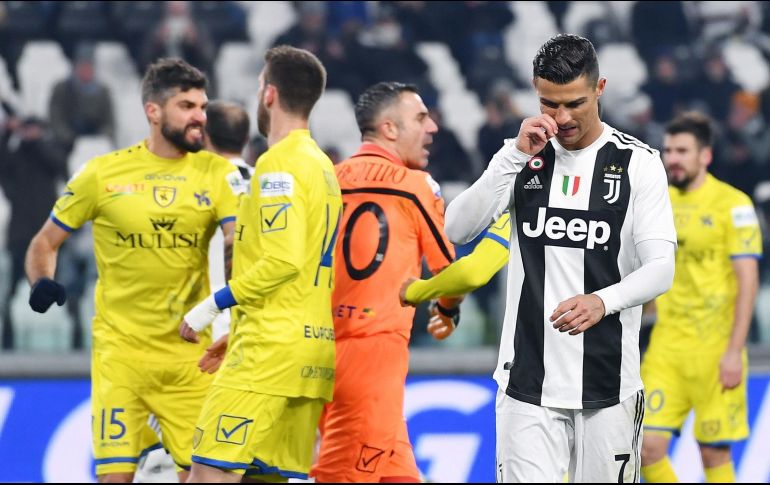 El portugués Cristiano Ronaldo (d), de Juventus, sale del campo este lunes en un partido de la Serie A italiana ante AC Chievo Verona. EFE/A. Di Marco