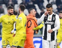El portugués Cristiano Ronaldo (d), de Juventus, sale del campo este lunes en un partido de la Serie A italiana ante AC Chievo Verona. EFE/A. Di Marco
