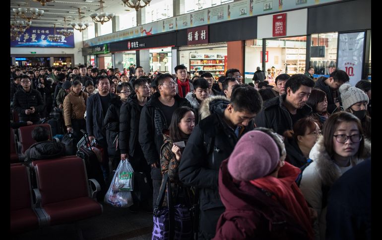 Pasajeros esperan junto a su equipaje en la Estación de Ferrocarril de Pekín, China, para regresar a sus localidades de origen y celebrar el Año Nuevo Lunar chino, o Festival de la Primavera. Se prevén 2.99 millones de desplazamientos para celebrar esta festividad que tiene lugar el 5 de febrero. EFE/ R. Pilipey