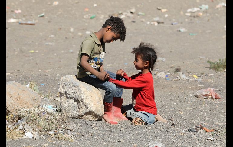 Un niño dibuja en la mano de su hermana pequeña en un campo de refugiados en la provincia de Amran, Yemen. Según la ONU, más de dos millones de personas han tenido que abandonar sus hogares debido a la escalada del conflicto desde marzo de 2015. EFE/Y. Arhab