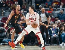 Zach Lavine(#8) ayudó con 25 puntos para hundir más a los Cavaliers. AFP / D. Kyle