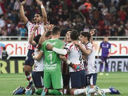 En la semana el arquero Raúl Gudiño y su esposa perdieron a su primer bebé. Por eso cuando anotó, Alan Pulido buscó al arquero para dedicarle su tanto. MEXSPORT