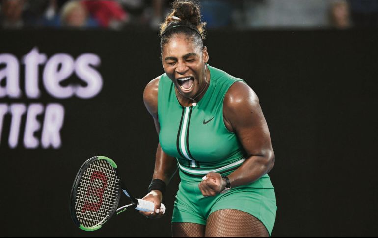 La estadounidense Serena Williams celebra tras derrotar a la rumana Simona Halep. AFP