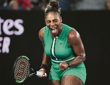 La estadounidense Serena Williams celebra tras derrotar a la rumana Simona Halep. AFP