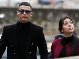 Cristiano Ronaldo, junto a su pareja Georgina Rodríguez, en su llegada a la Audiencia Provincial de Madrid. EFE/J. Lizón