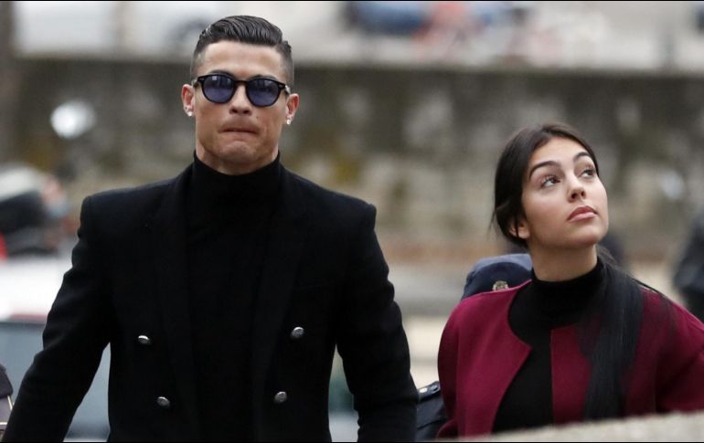 Cristiano Ronaldo, junto a su pareja Georgina Rodríguez, en su llegada a la Audiencia Provincial de Madrid. EFE/J. Lizón