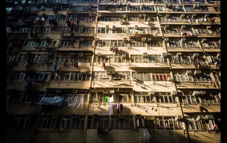 El Sol brilla en un edificio residencial de Hong Kong, China. AFP/A. Wallace