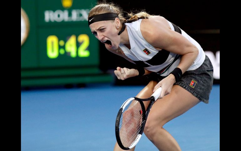 La checa Petra Kvitova reacciona tras ganar un punto ante Ashleigh Barty, durante el partido de cuartos de final del Abierto australiano en Melbourne. AP/K. Cheung