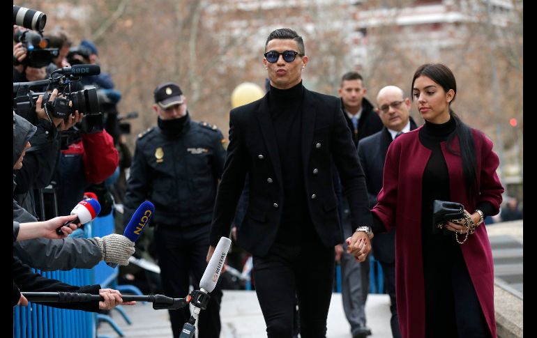 Cristiano Ronaldo, exjugador del Real Madrid, llega junto a su pareja Georgina Rodríguez a la Audiencia Provincial de Madrid, donde se ha celebrado el juicio en el que se ha ratificado el acuerdo por el que ha sido condenado a 23 meses de prisión -que no cumplirá- y a una multa de 18.8 millones de euros por eludir el pago de 5.7 millones a Hacienda. AP/M. Fernandez