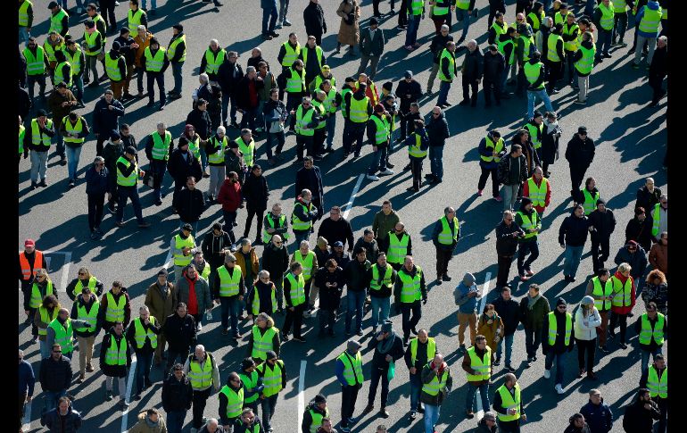 Taxistas marchan durante una huelga en Barcelona, España, en protesta contra las regulaciones propuestas para el sector de los vehículos de alquiler con conducto, los denominados VTC. Manifestantes portaron chalecos amarillos como el movimiento de protesta en Francia. AFP/J. Lago