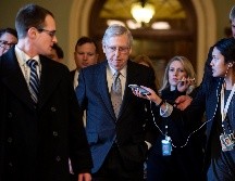 El líder republicano en el Senado de Estados Unidos, Mitch McConnell, conversa con los medios mientras abandona el Capitolio. EFE/J. Lo Scalzo
