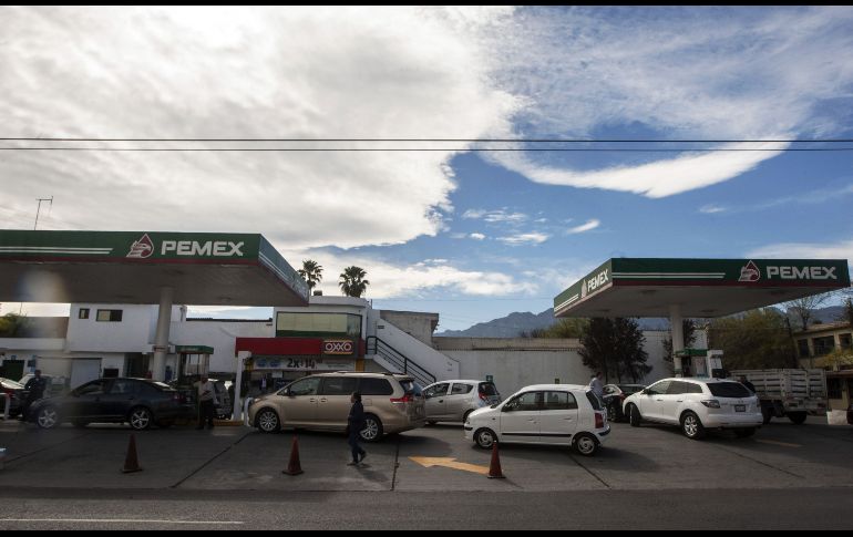 Habitantes de Monterrey hicieron hoy filas en gasolineras tras reportarse establecimientos cerrados por falta de combustible.