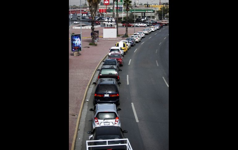 Dirigentes de la Organización de Expendedores de Petróleos de Nuevo León afirmaron que compras de pánico de gasolina realizadas a raíz de rumores sobre desabasto en la zona metropolitana, ocasionaron que escaseara el combustible en algunas gasolineras.