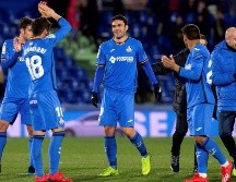 Los jugadores del Getafe celebran la victoria ante el Valencia, al término del partido de ida de cuartos de final de la Copa del Rey. EFE/R. Jiménez