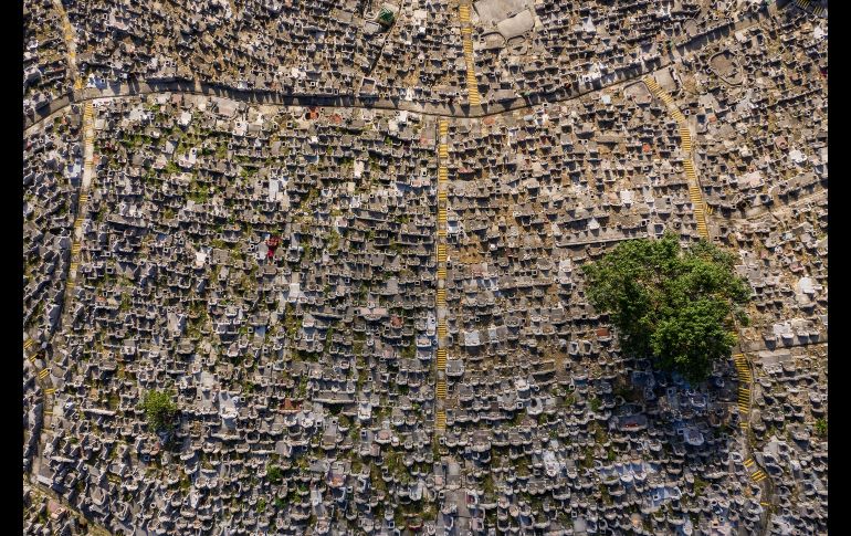 Los cementerios, saturados, cuentan con interminables filas de altares y columbarios. AFP/D. de la Rey