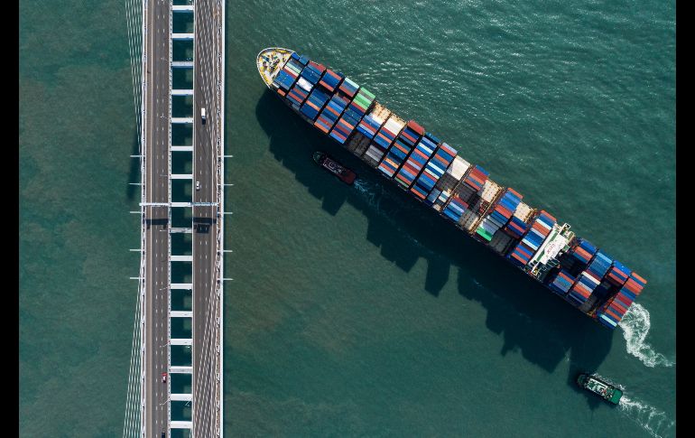Un carguero que navega junto a un puente. AFP/D. de la Rey