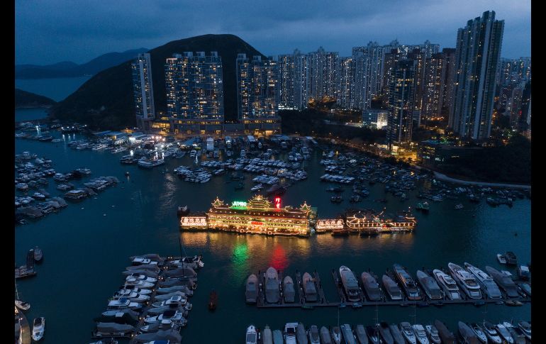 Un restaurante flotante en el área de Aberdeen. AFP/D. de la Rey