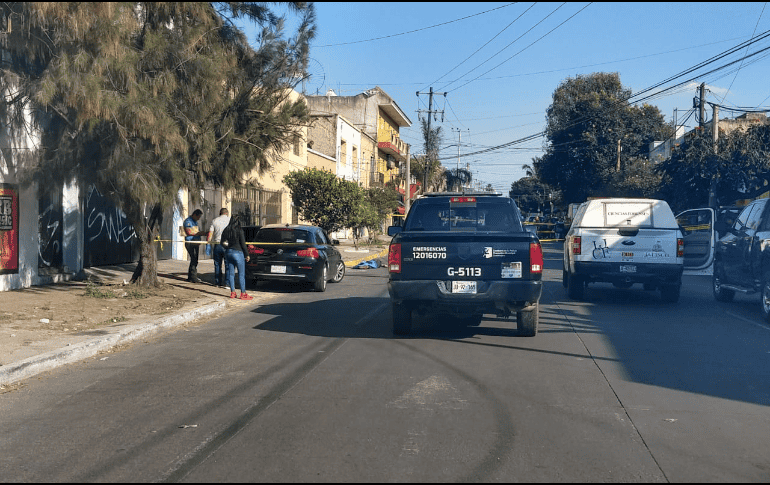 En Guadalajara un hombre fue asesinado a balazos sobre la calle Gigantes, entre Calzada del Ejército y Aquiles Serdán. ESPECIAL