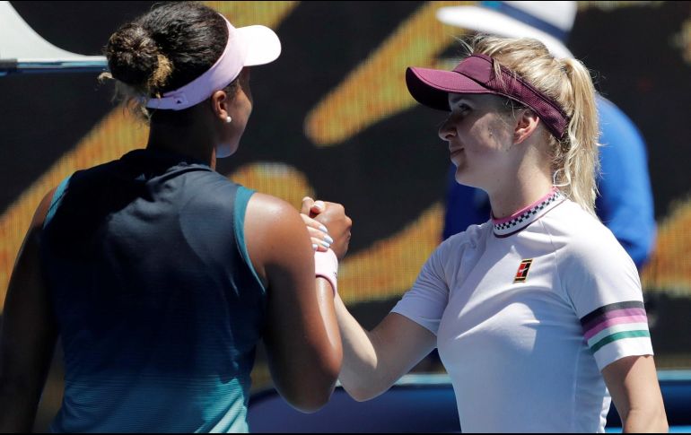 La japonesa Naomi Osaka (i) saluda a la ucraniana Elina Svitolina (d) al final de su partido de cuartos de final del Abierto Australia. EFE/M. Irham