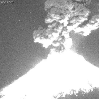 Se registra fuerte explosión del Popocatepetl
