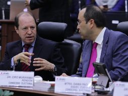 Marco Antonio Baños y Ciro Murayama Rendón dialogan durante la Sesión del Consejo General del INE. En la sesión prevista para hoy se discutirán acciones para ajustar al presupuesto. NOTIMEX/Archivo