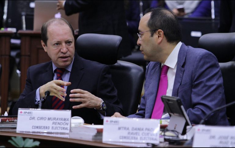 Marco Antonio Baños y Ciro Murayama Rendón dialogan durante la Sesión del Consejo General del INE. En la sesión prevista para hoy se discutirán acciones para ajustar al presupuesto. NOTIMEX/Archivo