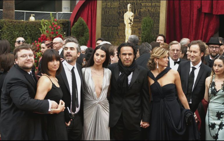 Guillermo del Toro, Alfonso Cuarón y Alejandro González Iñárritu, en compañía de sus esposas, a su arribo a la 79 entrega de los premios de la Academia en el Teatro Kodak, en Hollywood, California. NTX