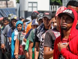 Hondureños tramitan la tarjeta humanitaria para ir hasta la frontera con Estados Unidos o establecerse de manera legal en territorio mexicano. EFE/L. Villalobos