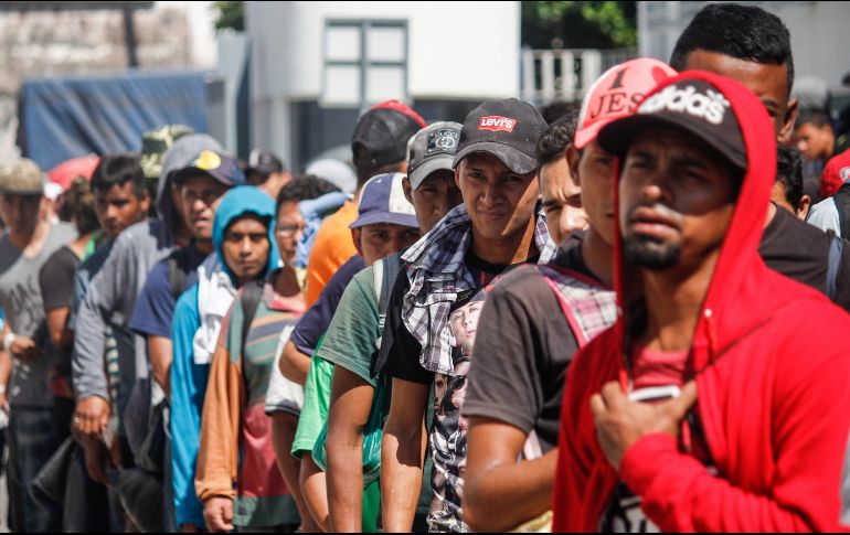Hondureños tramitan la tarjeta humanitaria para ir hasta la frontera con Estados Unidos o establecerse de manera legal en territorio mexicano. EFE/L. Villalobos
