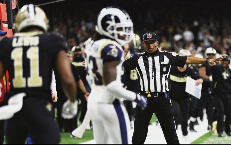Los oficiales no marcaron una flagrante interferencia de pase a favor de los Saints, que cayeron ante los Rams. AFP / C. Graythen