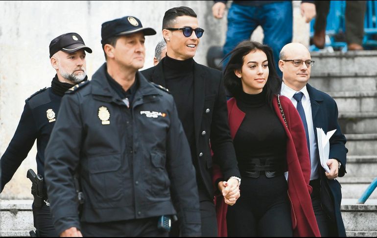 Cristiano Ronaldo salió de los tribunales mostrando una sonrisa de satisfacción después de solucionar sus problemas fiscales en España. AFP / P. Marcou